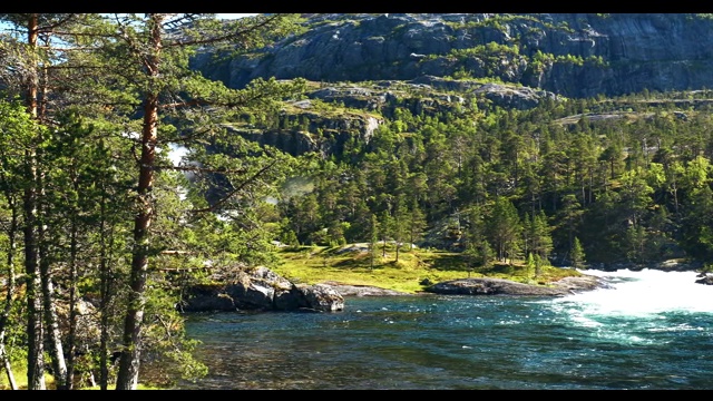 Kinsarvik Hordaland,挪威。哈当泽维达山高原的Nykkjesoyfossen瀑布。春天阳光明媚的日子。高度49米。著名的挪威地标和受欢迎的目的地。全景视频素材