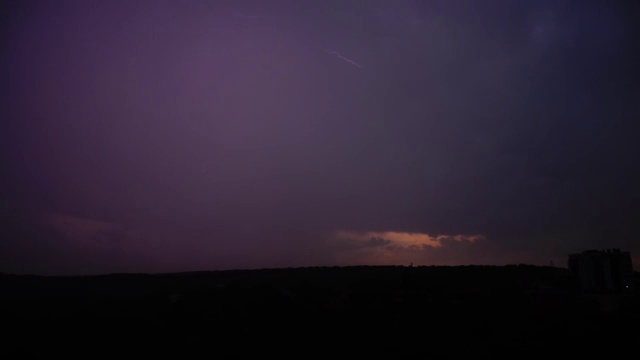 乌云里有雷雨和闪电。视频素材