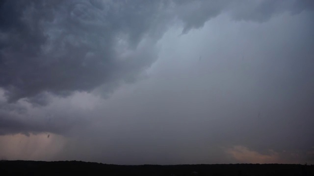 乌云里有雷雨和闪电。视频素材