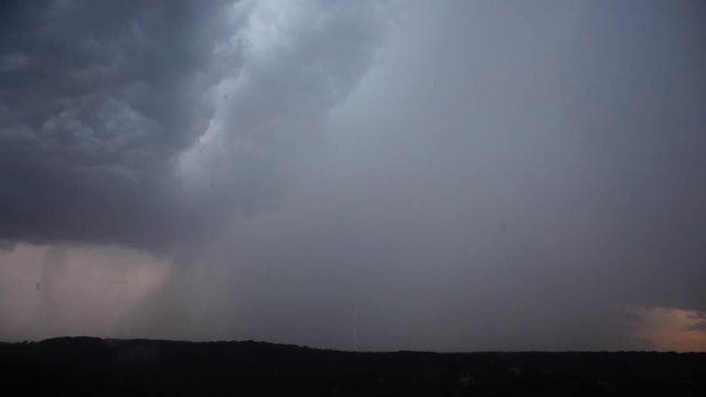 乌云里有雷雨和闪电。视频素材