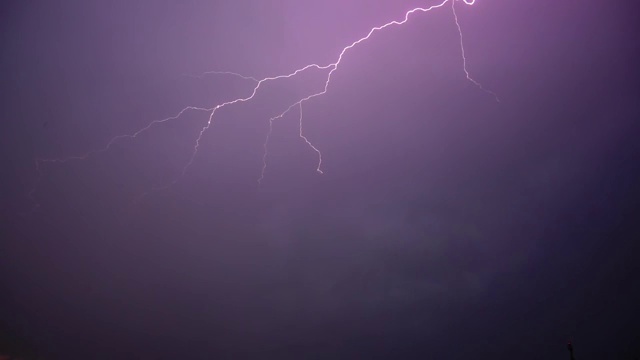 乌云里有雷雨和闪电。视频素材