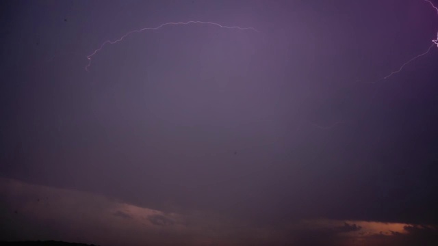 乌云里有雷雨和闪电。视频素材