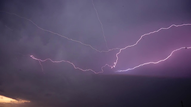 乌云里有雷雨和闪电。视频素材