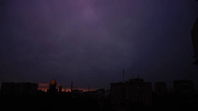 乌云里有雷雨和闪电。视频素材