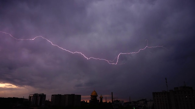 乌云里有雷雨和闪电。视频素材