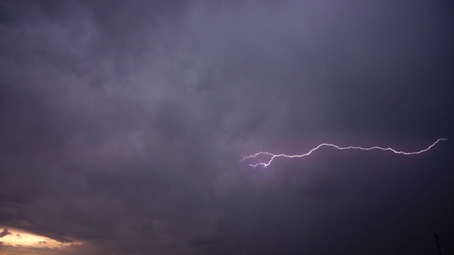 乌云里有雷雨和闪电。视频素材