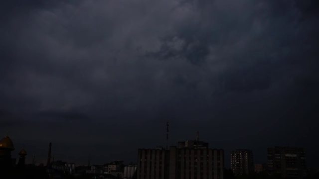 乌云里有雷雨和闪电。视频素材