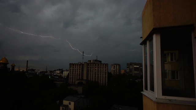 乌云里有雷雨和闪电。视频素材