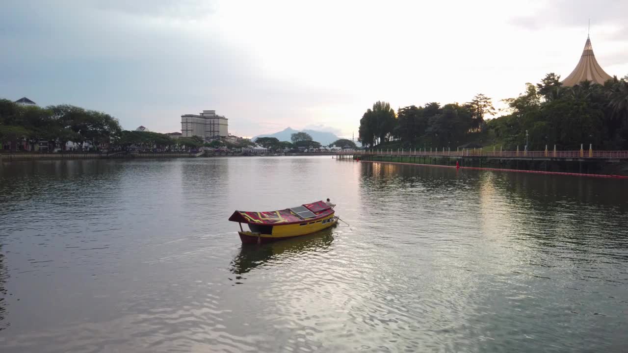 古晋水边载客的船渡沙捞越河的景象视频素材