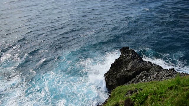 海浪与泡沫溅在岩石海岸背景太平洋视频下载