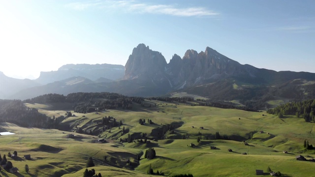 意大利Dolomites的Langkofel山与盛开的草地鸟瞰图视频素材