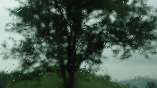 车窗在下雨，雨刷在运行视频素材