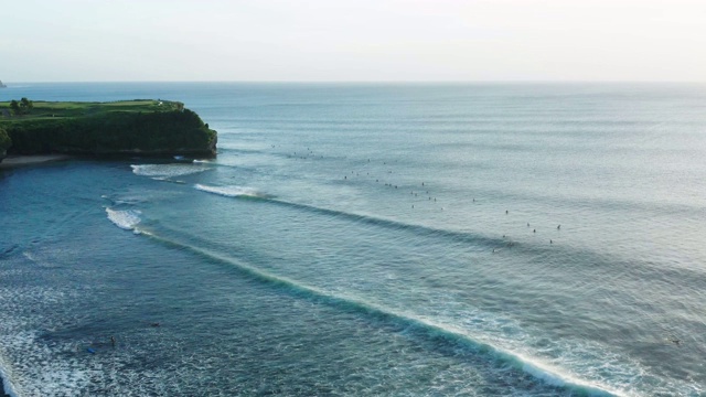 一群冲浪者在巴厘岛冲浪视频素材