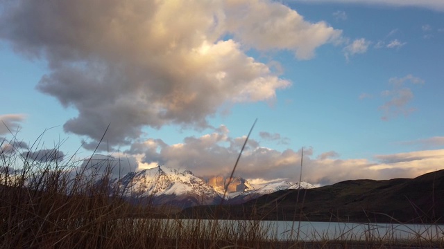 塞罗·佩恩·格兰德山和托雷斯·德·潘恩山。巴塔哥尼亚Chile的Nordenskjold Lake。视频素材