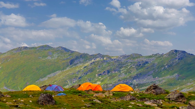 旅游营地在山脊上，旅行徒步时光流逝的场景视频素材