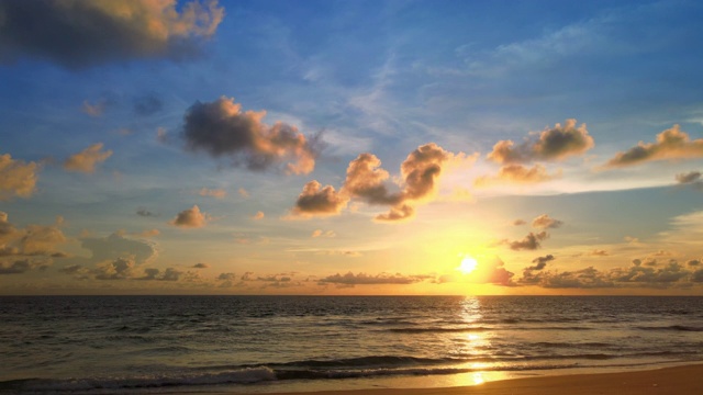 美丽的日落在热带海滩与云和海浪冲击空海滩视频素材