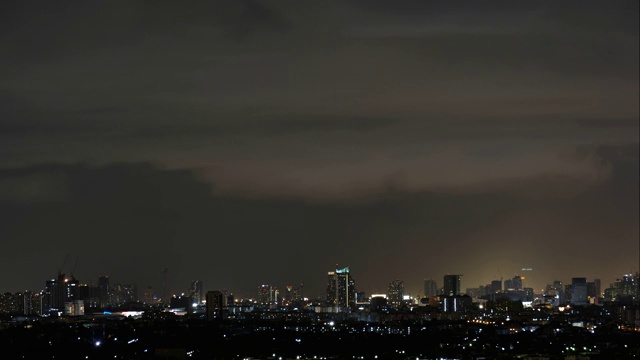 闪电风暴和降雨在泰国曼谷城市天际线4K时间间隔。视频素材