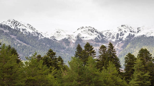 白雪皑皑的山峰上布满了引人注目的云彩视频下载