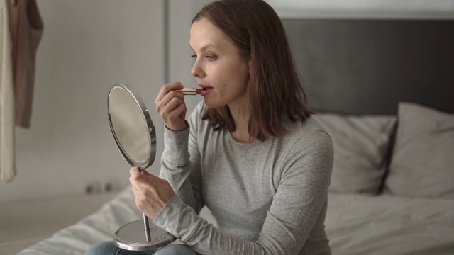 对着镜子抹口红的女人视频素材