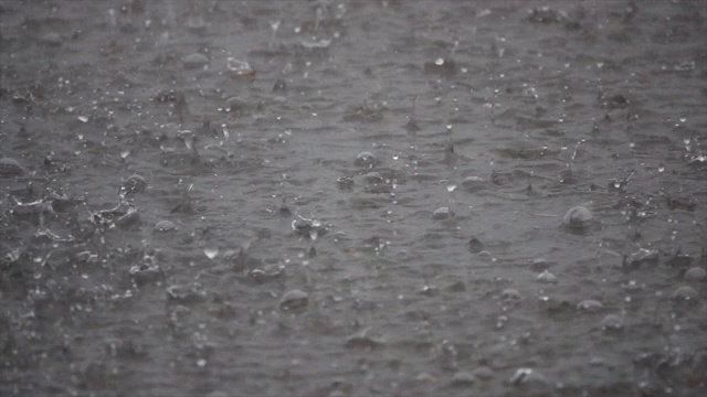 雨点缓慢地落在人行道上视频素材