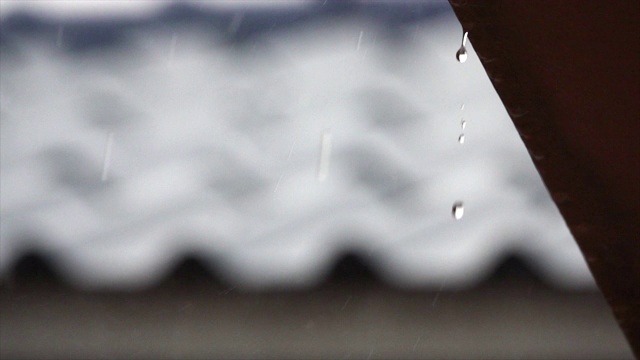 泰国的雷雨，雨点落在车罩上，慢镜头视频素材