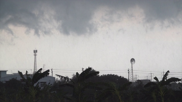 花园里下着雨，泰国有雷雨视频素材