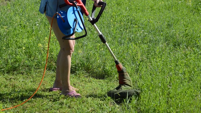 和一个女人一起修剪草坪视频素材