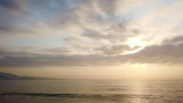 夏日海滩日出沙滩和海浪，假日热带，湄南岛，潘底，平顺，越南视频素材