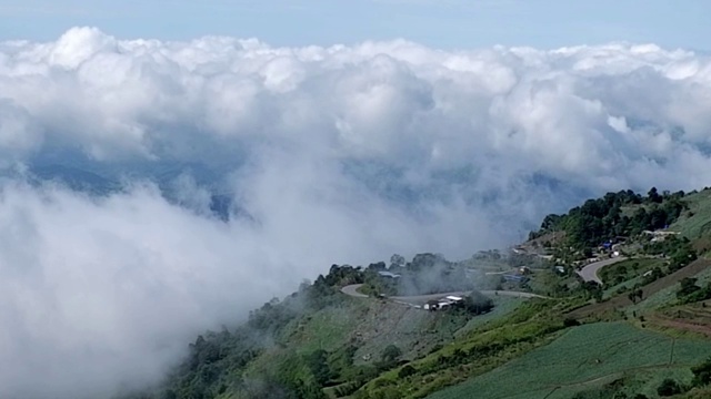 有山和雾的乡村景色视频素材