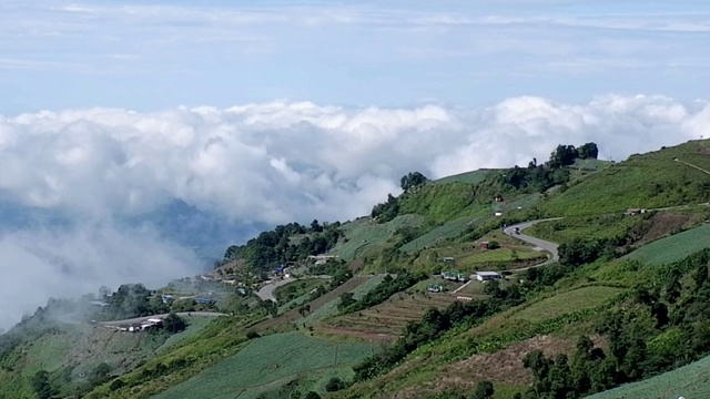 有山和雾的乡村景色视频素材