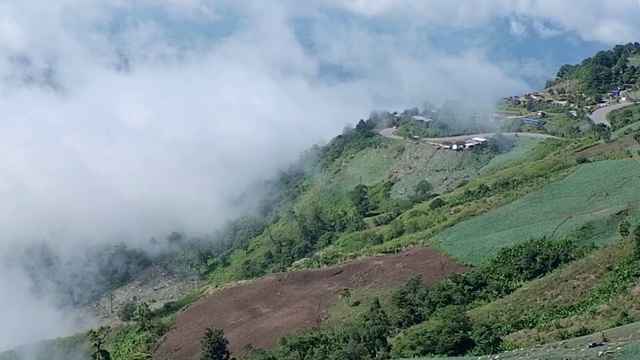 有山和雾的乡村景色视频素材