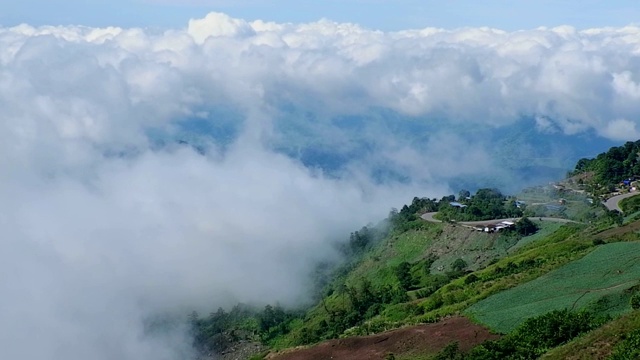 有山和雾的乡村景色视频素材