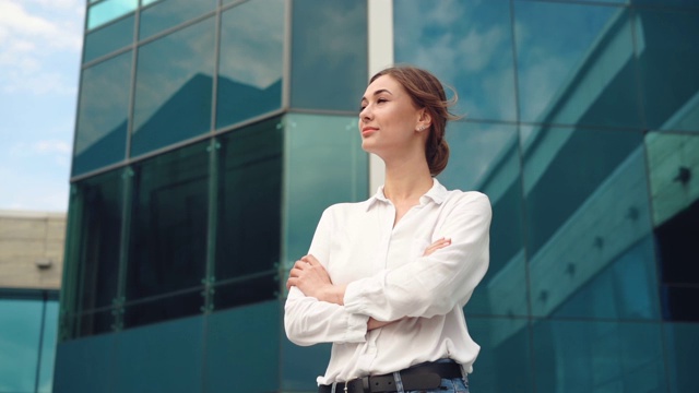 女商人，成功的女商人双臂交叉站在公司大楼外。微笑快乐白种人自信专业的中年商务女性视频素材