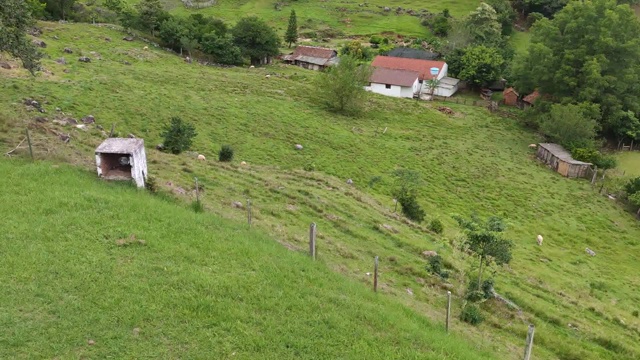 在巴西崎岖地形地区的高速公路上行驶的汽车视频素材