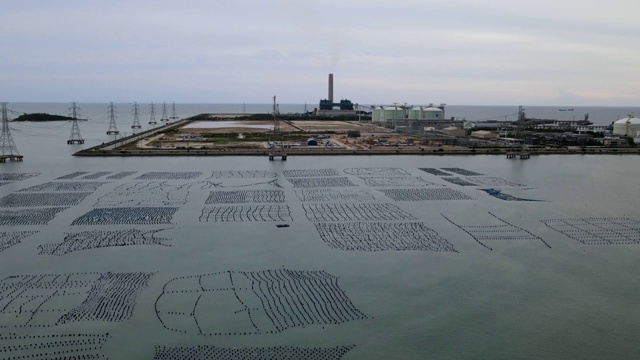 鸟瞰图有电厂和炼油厂储罐的工业区的时间流逝。视频下载