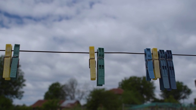 晾衣绳在天空下的空地上视频下载