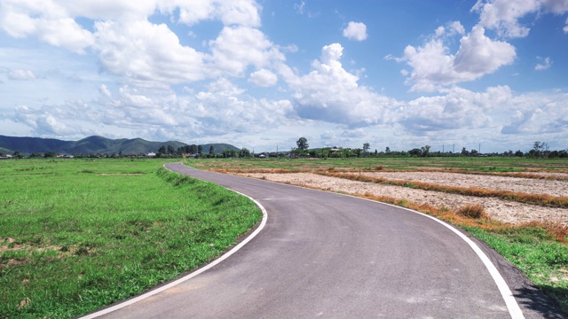 时间流逝空柏油路与云移动在蓝天视频素材