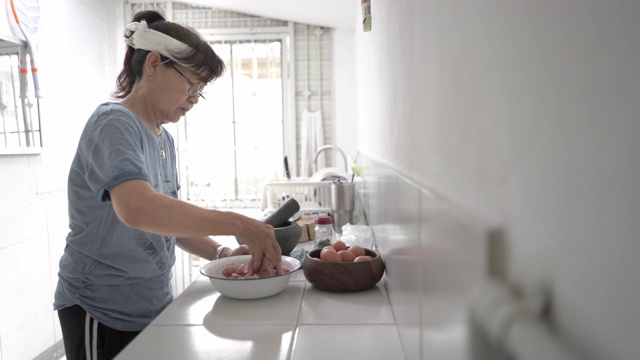 高级妇女在家做饭的肖像视频素材