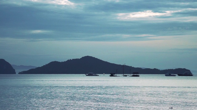 沉船在海蓝色小时海景，泰国视频素材