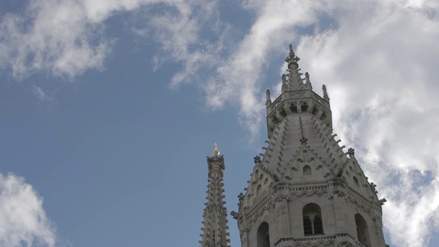 Stephansdom(圣斯蒂芬大教堂)与流动的云/维也纳，奥地利视频素材