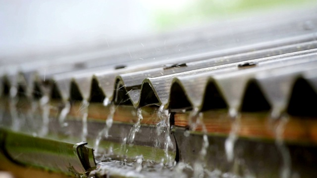 大雨和屋顶上的大冰雹视频素材