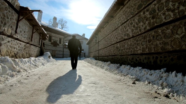 保加利亚班斯科，一名男子走在狭窄的路上视频素材