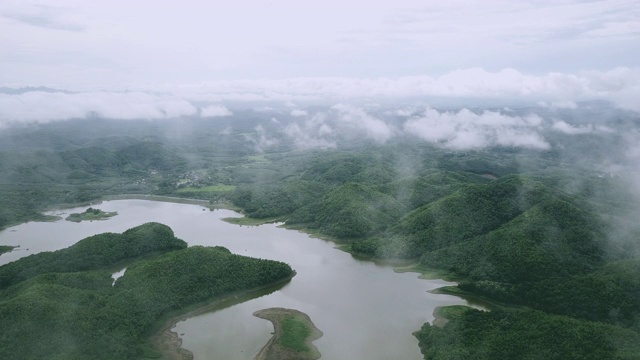 雾横跨湖和山在泰国的自然视频下载