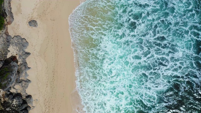 在巴厘岛，海浪拍打着白色的沙滩视频素材