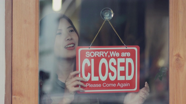 亚洲女店主正在关闭咖啡店视频素材