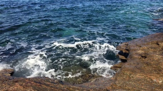 海浪到达多岩石的海岸线视频素材