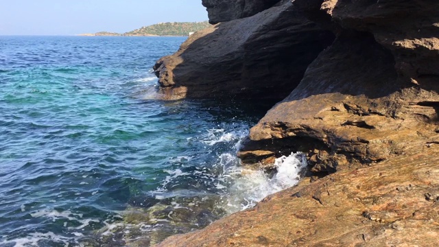 海浪到达多岩石的海岸线视频素材