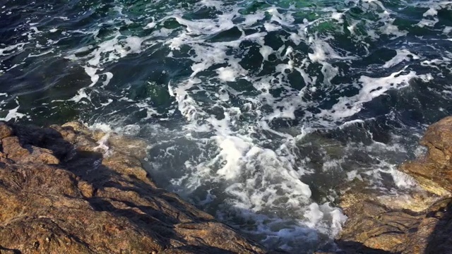 海浪到达多岩石的海岸线视频素材