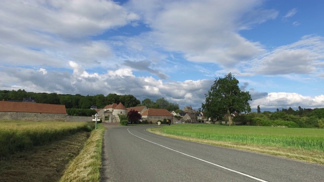 村庄前被田地包围的道路视频素材