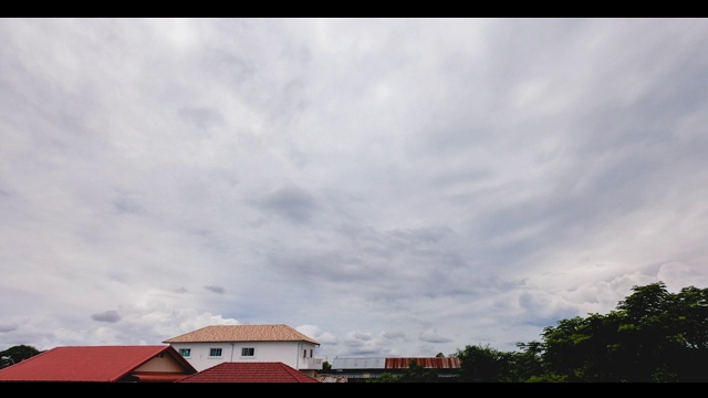 在雨季，天空移动得很快。视频素材